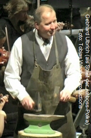 Gebhard Ulbrich am Ambo; Foto: Tobias Wagner Productions