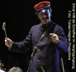 Elmar Witt als Schaffner im Vergngungszug; Foto: Tobias Wagner Productions